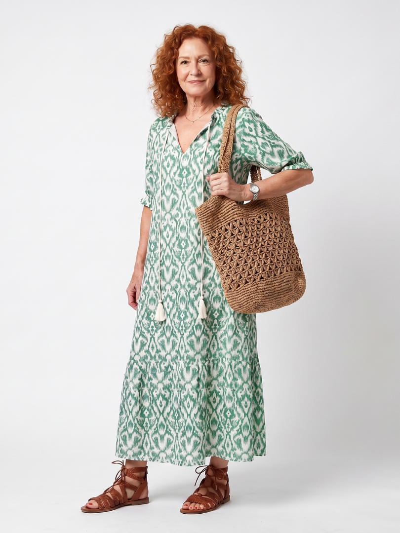 ILARA™ | MØNSTRET V-HALS TASSEL MIDI-KJOLE