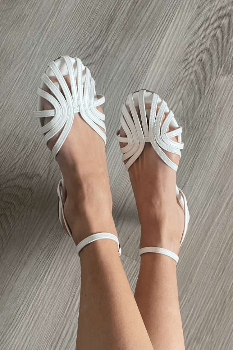 VITTORIA™ | FLATE SANDALER MED SMYKKEDETALJ — Hvit