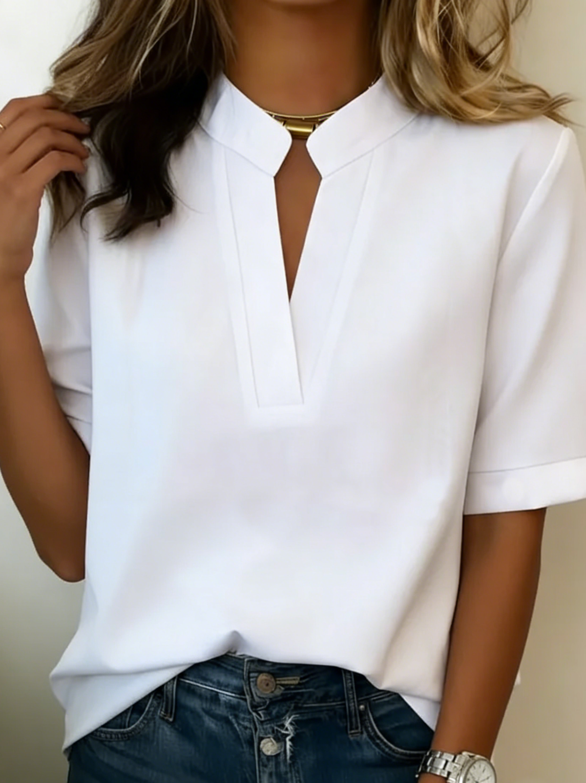 Margaux™ Chic Bluse med V-hals og Gulldetalj