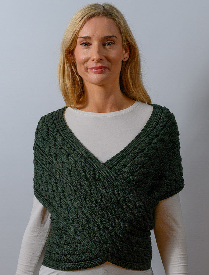 LIV-KARIN™ | KABELSTRIKKET OMSLAGSJAKKE MED KNAPPER