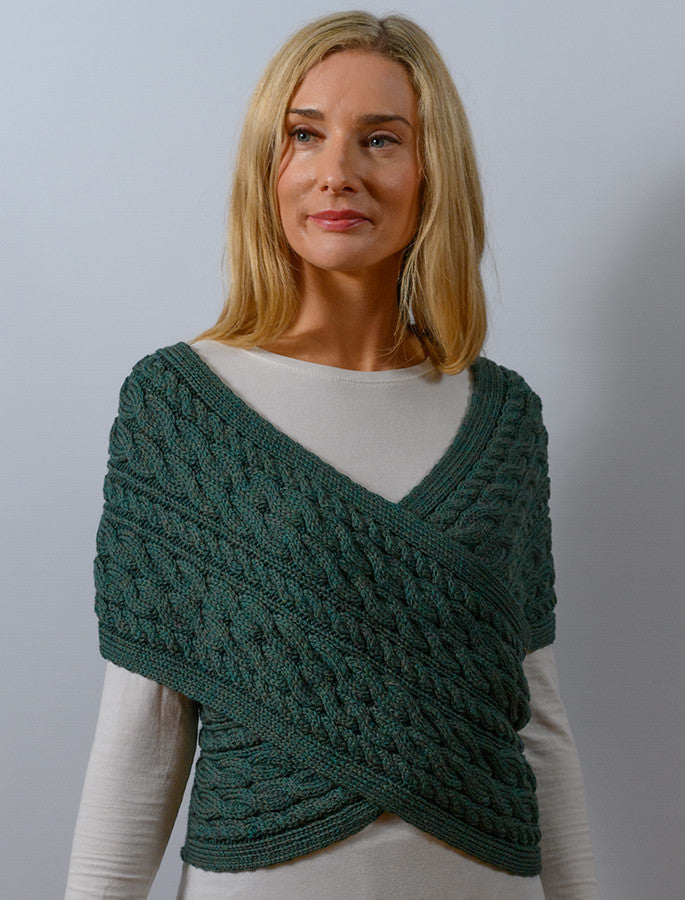 LIV-KARIN™ | KABELSTRIKKET OMSLAGSJAKKE MED KNAPPER