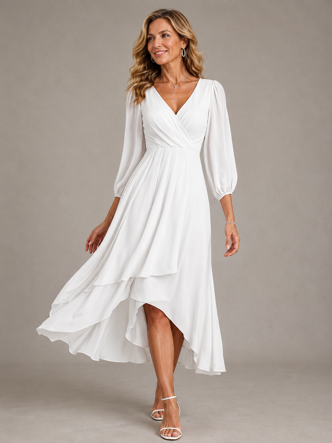 MIA™ | ELEGANT LANG KJOLE MED V-HALS — Hvit