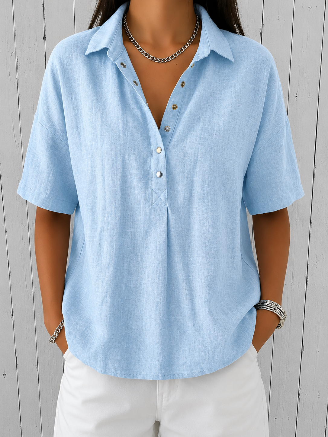AVA™ | BLUSE MED KRAGE OG KNAPPER — Lyseblå