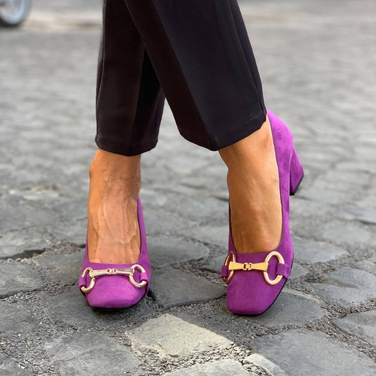 ELEGANTE PUMPS MED GULL DETALJ