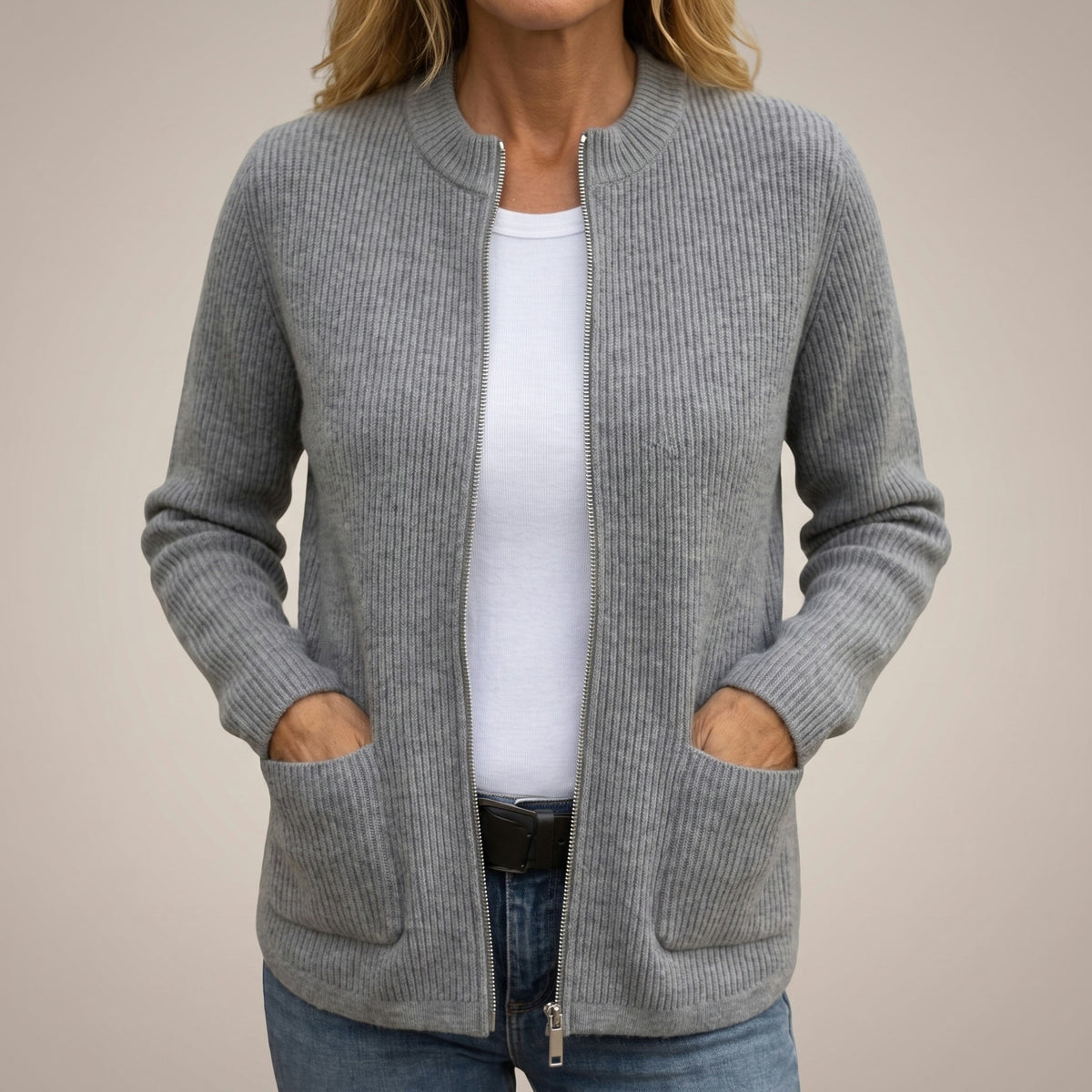 Anneli™ Cardigan med Dype Lommer — Grå