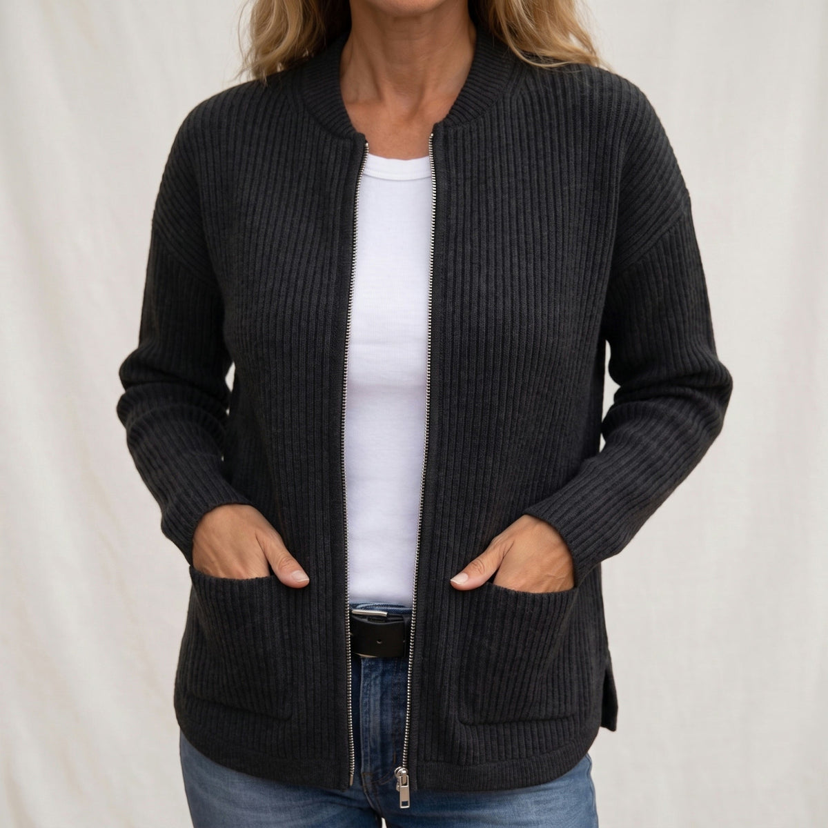 Anneli™ Cardigan med Dype Lommer — Svart