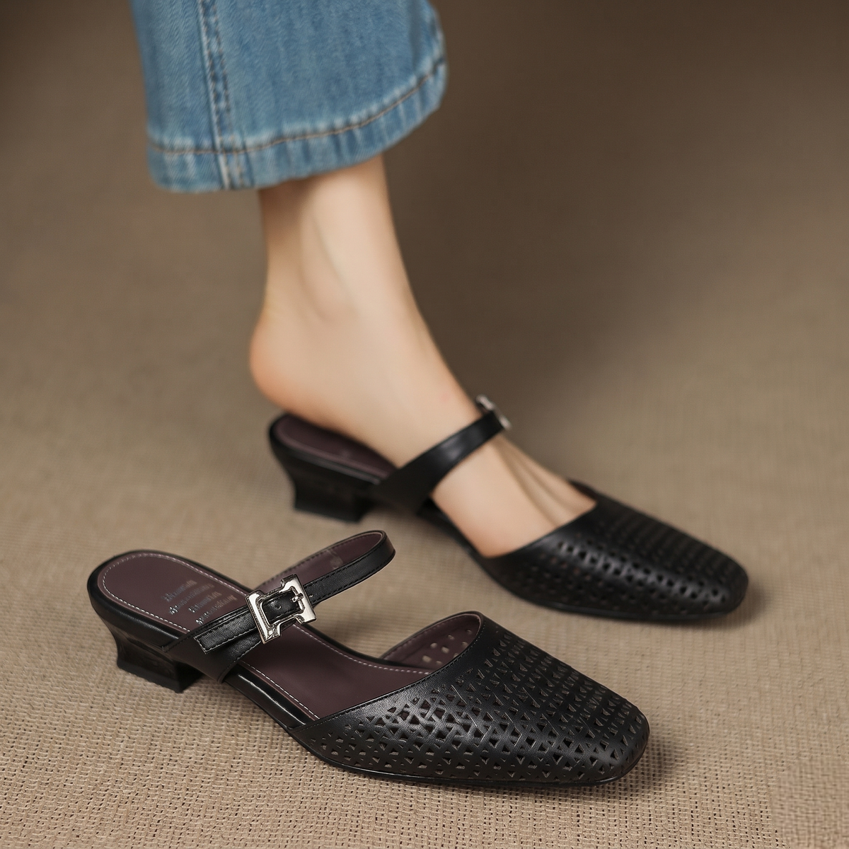 NILDA™ | ELEGANTE MULES MED PERFORERING — Svart
