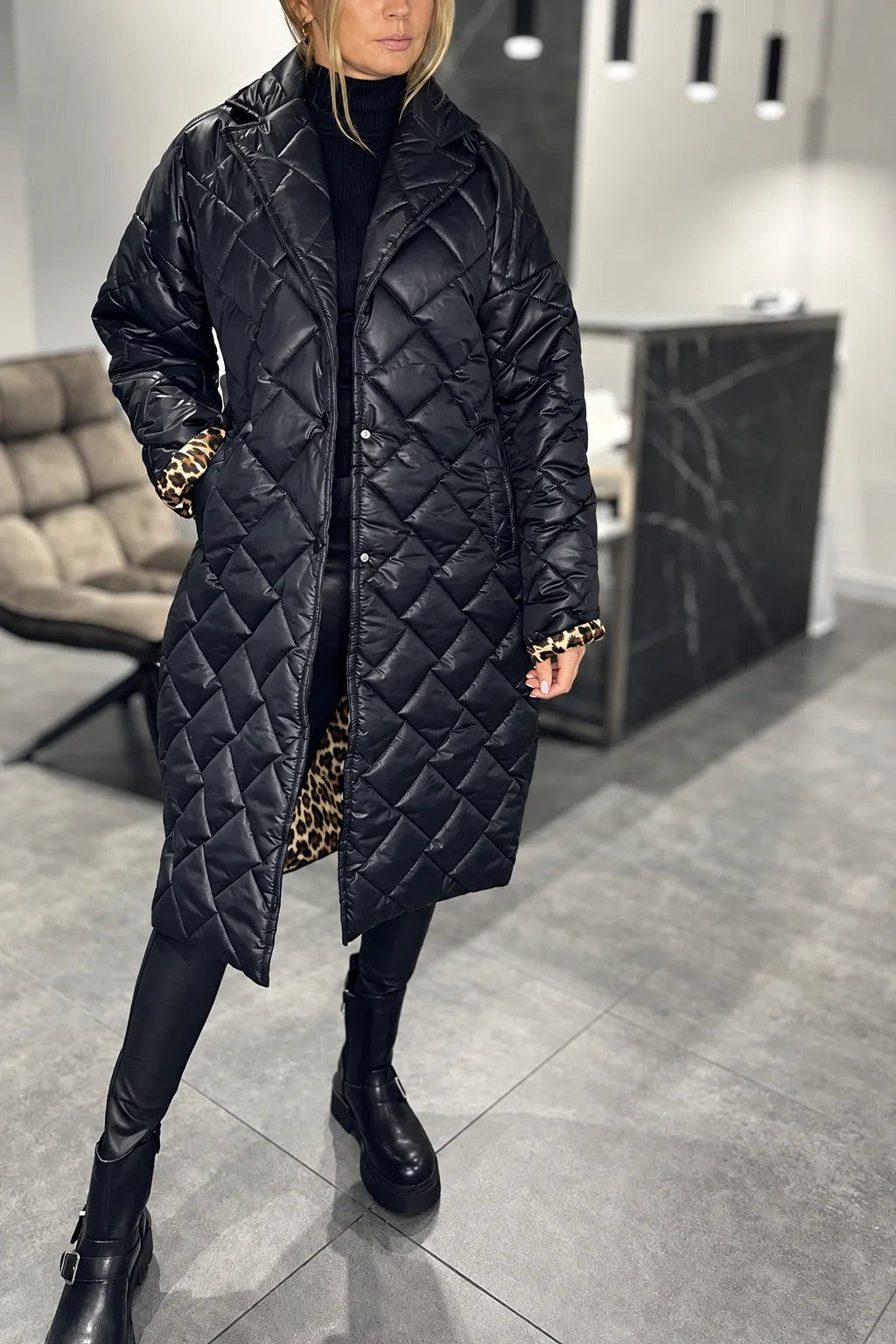 Kendall™ Quiltet Kåpe med Leopardfôr — Svart